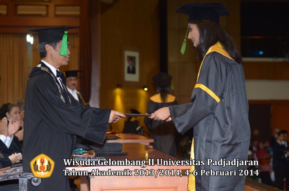 wisuda-unpad-gel-ii-ta-2013_2014-fakultas-kedokteran-oleh-dekan-348