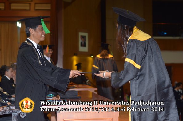 wisuda-unpad-gel-ii-ta-2013_2014-fakultas-kedokteran-oleh-dekan-349