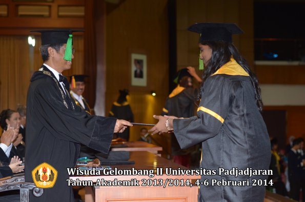 wisuda-unpad-gel-ii-ta-2013_2014-fakultas-kedokteran-oleh-dekan-350