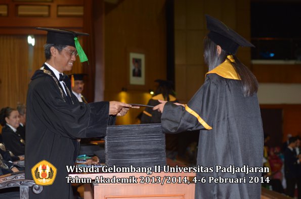 wisuda-unpad-gel-ii-ta-2013_2014-fakultas-kedokteran-oleh-dekan-351