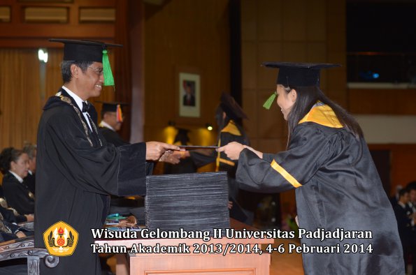 wisuda-unpad-gel-ii-ta-2013_2014-fakultas-kedokteran-oleh-dekan-352