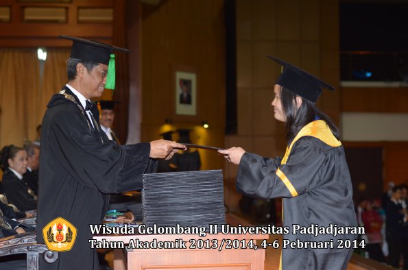 wisuda-unpad-gel-ii-ta-2013_2014-fakultas-kedokteran-oleh-dekan-353