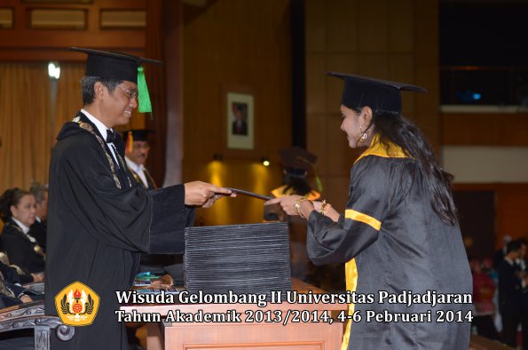 wisuda-unpad-gel-ii-ta-2013_2014-fakultas-kedokteran-oleh-dekan-354