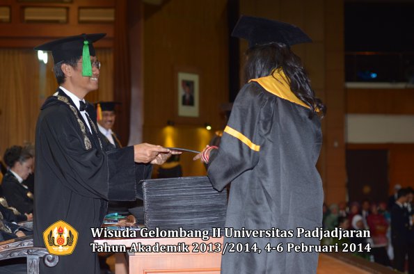 wisuda-unpad-gel-ii-ta-2013_2014-fakultas-kedokteran-oleh-dekan-355