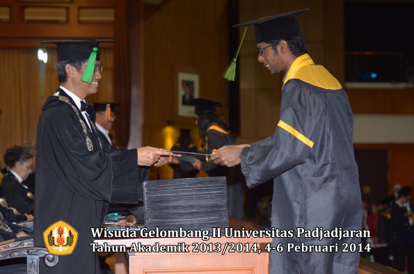 wisuda-unpad-gel-ii-ta-2013_2014-fakultas-kedokteran-oleh-dekan-356