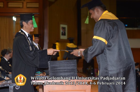 wisuda-unpad-gel-ii-ta-2013_2014-fakultas-kedokteran-oleh-dekan-357