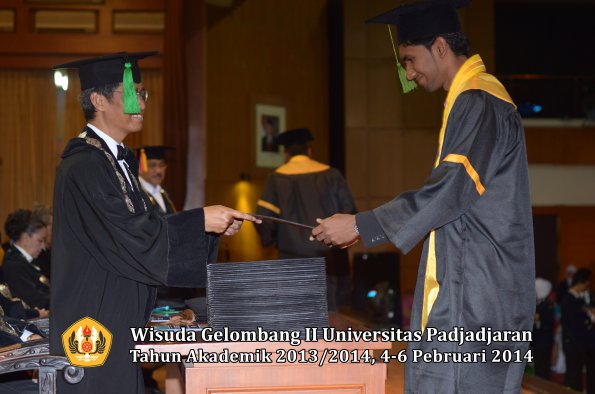 wisuda-unpad-gel-ii-ta-2013_2014-fakultas-kedokteran-oleh-dekan-358