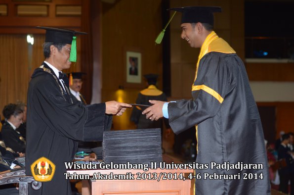 wisuda-unpad-gel-ii-ta-2013_2014-fakultas-kedokteran-oleh-dekan-359