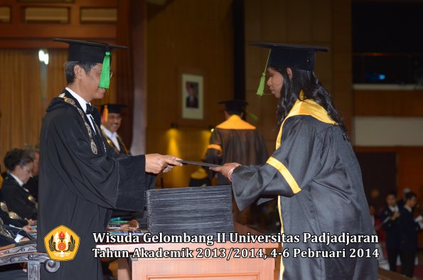 wisuda-unpad-gel-ii-ta-2013_2014-fakultas-kedokteran-oleh-dekan-360