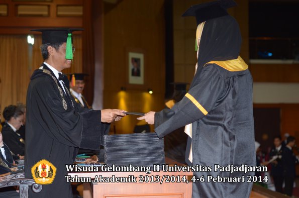 wisuda-unpad-gel-ii-ta-2013_2014-fakultas-kedokteran-oleh-dekan-361