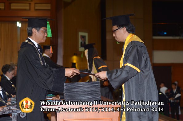 wisuda-unpad-gel-ii-ta-2013_2014-fakultas-kedokteran-oleh-dekan-362