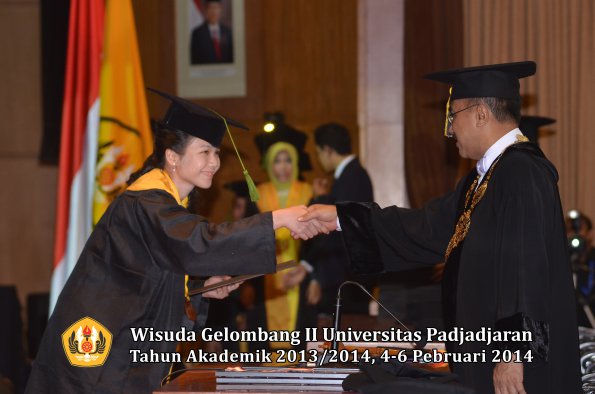 wisuda-unpad-gel-ii-ta-2013_2014-fakultas-kedokteran-oleh-rektor-005