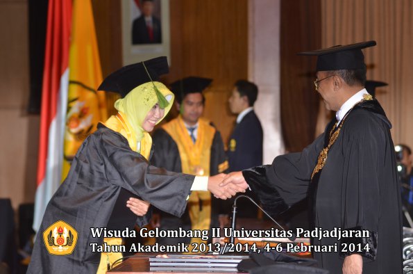 wisuda-unpad-gel-ii-ta-2013_2014-fakultas-kedokteran-oleh-rektor-006