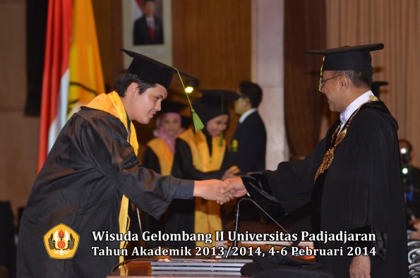 wisuda-unpad-gel-ii-ta-2013_2014-fakultas-kedokteran-oleh-rektor-008