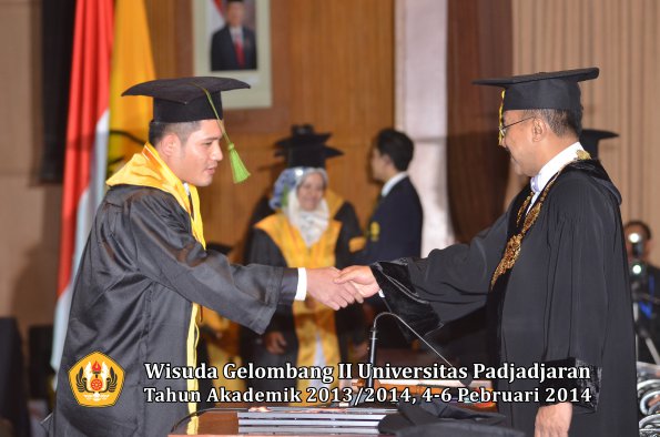 wisuda-unpad-gel-ii-ta-2013_2014-fakultas-kedokteran-oleh-rektor-011