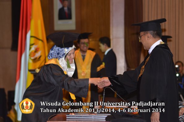 wisuda-unpad-gel-ii-ta-2013_2014-fakultas-kedokteran-oleh-rektor-012