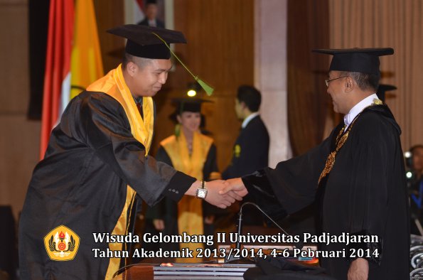 wisuda-unpad-gel-ii-ta-2013_2014-fakultas-kedokteran-oleh-rektor-017