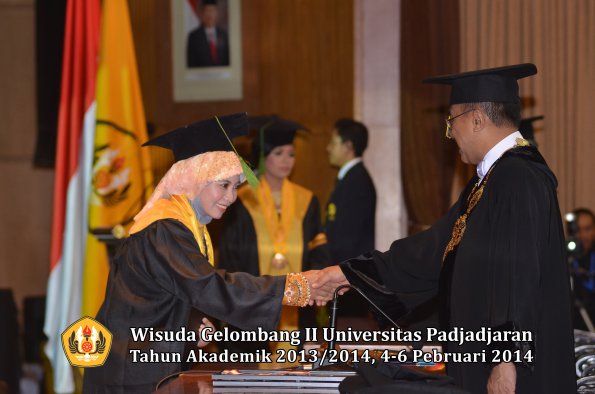 wisuda-unpad-gel-ii-ta-2013_2014-fakultas-kedokteran-oleh-rektor-019