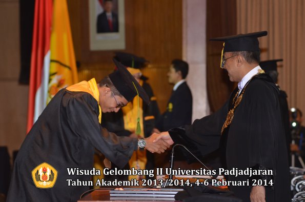 wisuda-unpad-gel-ii-ta-2013_2014-fakultas-kedokteran-oleh-rektor-025