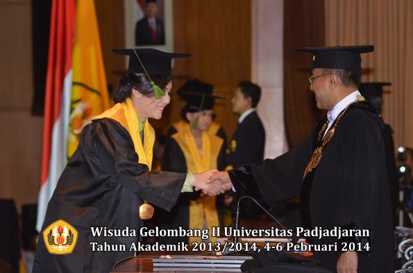 wisuda-unpad-gel-ii-ta-2013_2014-fakultas-kedokteran-oleh-rektor-029