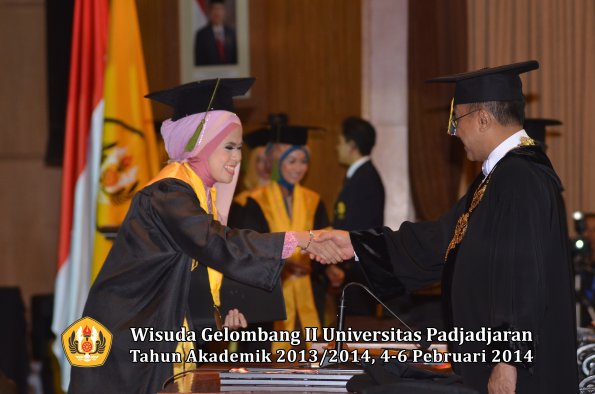 wisuda-unpad-gel-ii-ta-2013_2014-fakultas-kedokteran-oleh-rektor-032