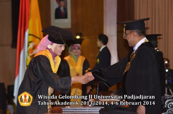 wisuda-unpad-gel-ii-ta-2013_2014-fakultas-kedokteran-oleh-rektor-053