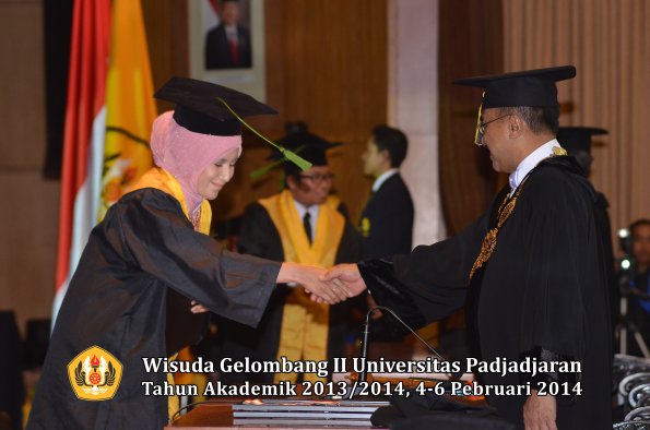 wisuda-unpad-gel-ii-ta-2013_2014-fakultas-kedokteran-oleh-rektor-056