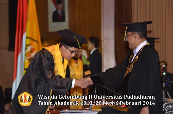 wisuda-unpad-gel-ii-ta-2013_2014-fakultas-kedokteran-oleh-rektor-057