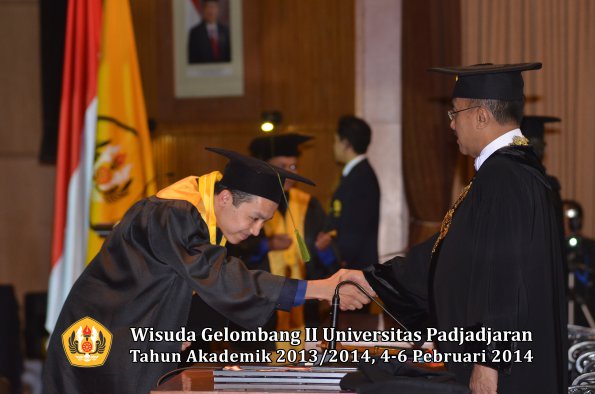 wisuda-unpad-gel-ii-ta-2013_2014-fakultas-kedokteran-oleh-rektor-059