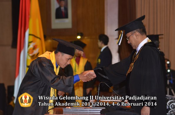 wisuda-unpad-gel-ii-ta-2013_2014-fakultas-kedokteran-oleh-rektor-060