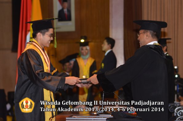 wisuda-unpad-gel-ii-ta-2013_2014-fakultas-kedokteran-oleh-rektor-083