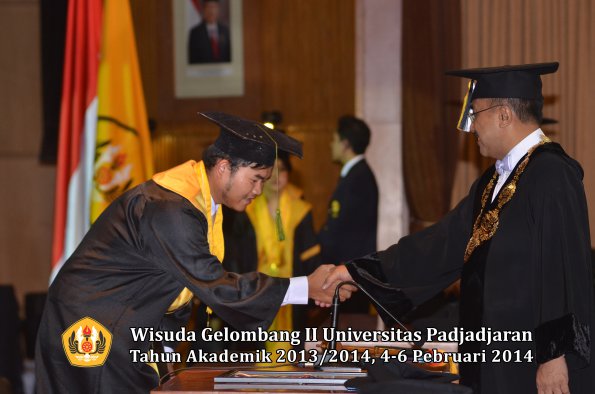 wisuda-unpad-gel-ii-ta-2013_2014-fakultas-kedokteran-oleh-rektor-087