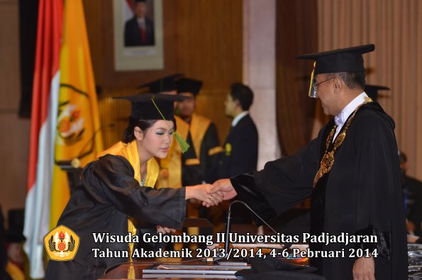 wisuda-unpad-gel-ii-ta-2013_2014-fakultas-kedokteran-oleh-rektor-088