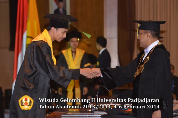 wisuda-unpad-gel-ii-ta-2013_2014-fakultas-kedokteran-oleh-rektor-089