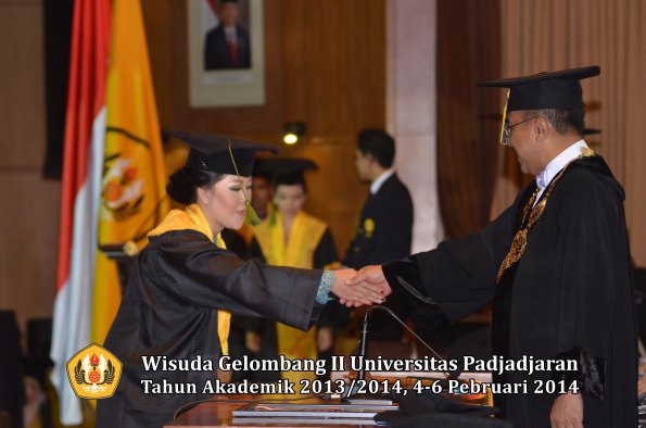 wisuda-unpad-gel-ii-ta-2013_2014-fakultas-kedokteran-oleh-rektor-092