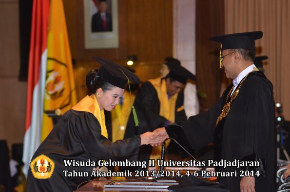 wisuda-unpad-gel-ii-ta-2013_2014-fakultas-kedokteran-oleh-rektor-093