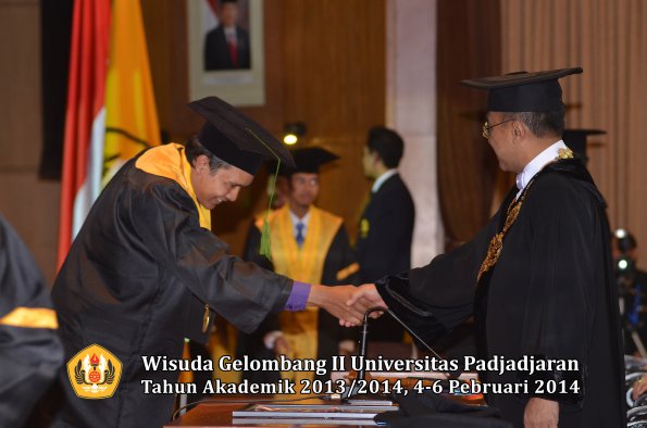 wisuda-unpad-gel-ii-ta-2013_2014-fakultas-kedokteran-oleh-rektor-094