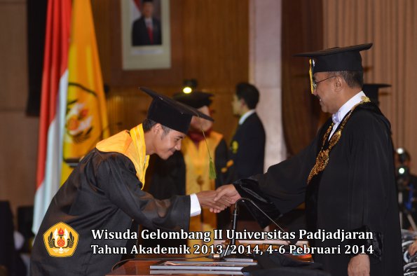 wisuda-unpad-gel-ii-ta-2013_2014-fakultas-kedokteran-oleh-rektor-095