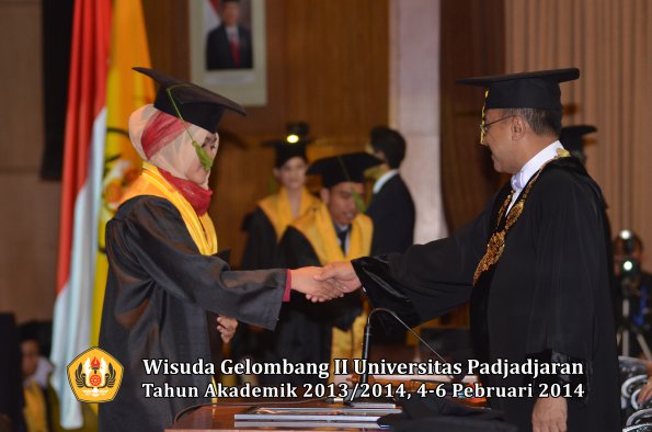 wisuda-unpad-gel-ii-ta-2013_2014-fakultas-kedokteran-oleh-rektor-096