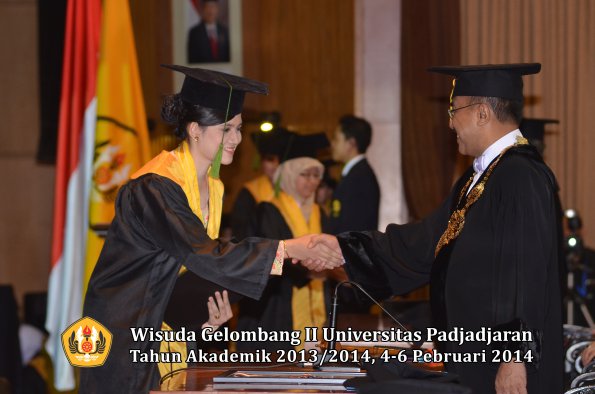 wisuda-unpad-gel-ii-ta-2013_2014-fakultas-kedokteran-oleh-rektor-097