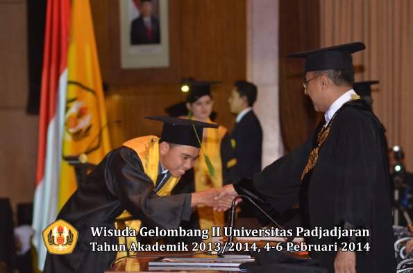 wisuda-unpad-gel-ii-ta-2013_2014-fakultas-kedokteran-oleh-rektor-098