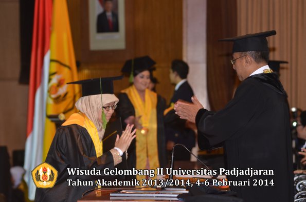 wisuda-unpad-gel-ii-ta-2013_2014-fakultas-kedokteran-oleh-rektor-099