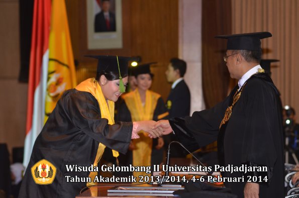 wisuda-unpad-gel-ii-ta-2013_2014-fakultas-kedokteran-oleh-rektor-100