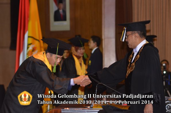 wisuda-unpad-gel-ii-ta-2013_2014-fakultas-kedokteran-oleh-rektor-102