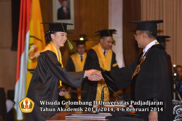 wisuda-unpad-gel-ii-ta-2013_2014-fakultas-kedokteran-oleh-rektor-103