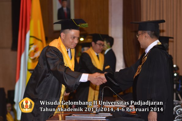 wisuda-unpad-gel-ii-ta-2013_2014-fakultas-kedokteran-oleh-rektor-104