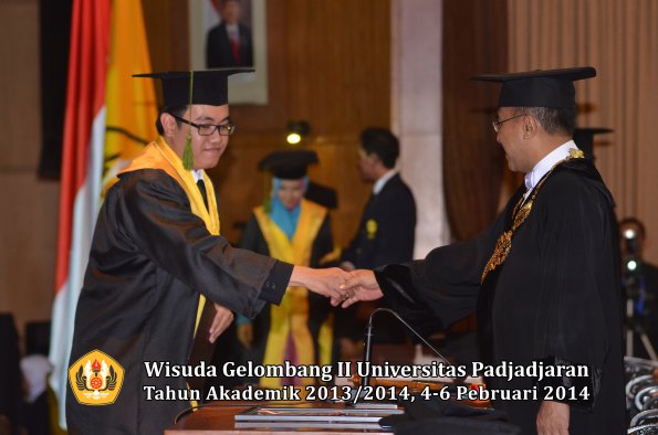 wisuda-unpad-gel-ii-ta-2013_2014-fakultas-kedokteran-oleh-rektor-105