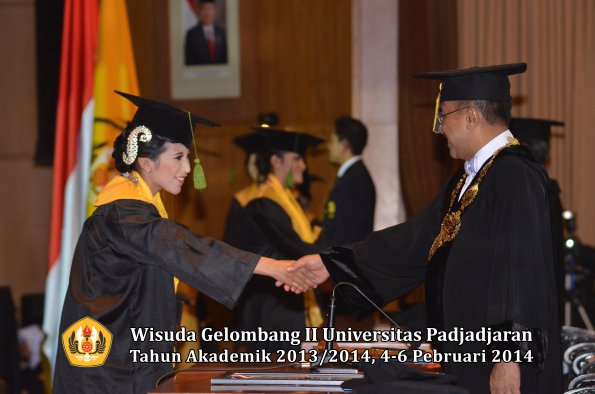 wisuda-unpad-gel-ii-ta-2013_2014-fakultas-kedokteran-oleh-rektor-107