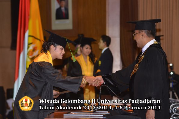 wisuda-unpad-gel-ii-ta-2013_2014-fakultas-kedokteran-oleh-rektor-108