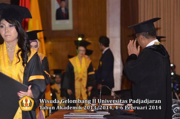 wisuda-unpad-gel-ii-ta-2013_2014-fakultas-kedokteran-oleh-rektor-110